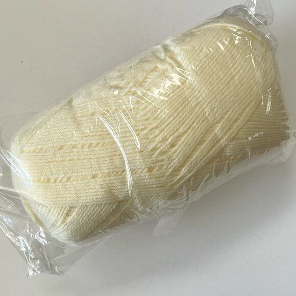 Jumbo Skein Worsted Yarn Acrylic 1 Pound Cream 4 Ply Soft - Picture 1 of 4